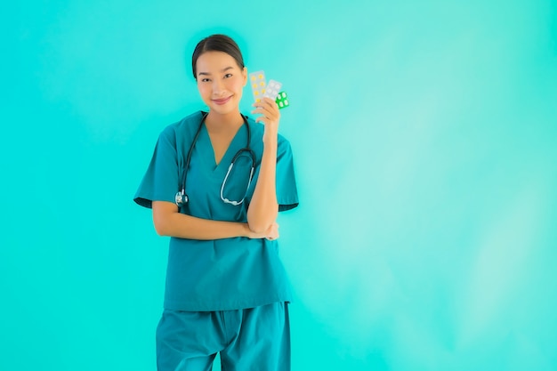 Mujer joven médico asiático con píldora o drogas y medicamentos