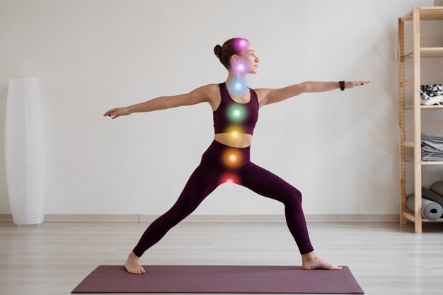 Mujer joven meditando con chakras en su cuerpo