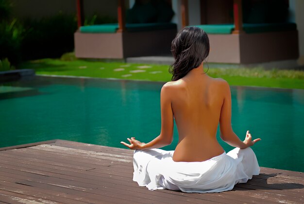 Mujer joven meditando