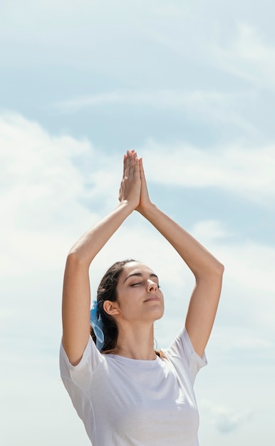 Mujer joven, meditar, aire libre