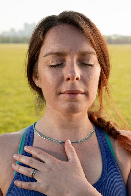 Mujer joven, meditar, aire libre