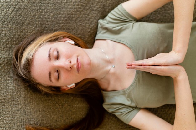 Mujer joven, meditar, en casa, puesto, en, piso