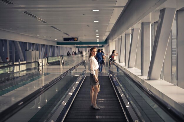 mujer joven en metro