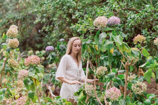 Mujer joven mirando diferentes plantas