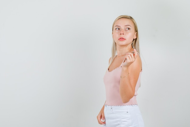 Mujer joven mirando a un lado en camiseta