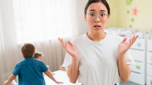 Foto gratuita mujer joven mirando preocupado durante la clase