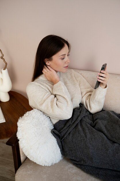 Mujer joven mirando su teléfono inteligente