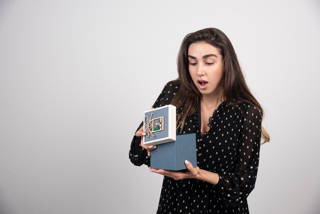 Mujer joven, mirar, un, caja azul