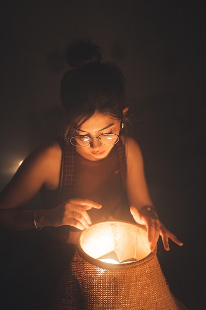 mujer joven, mirar, un, lámpara