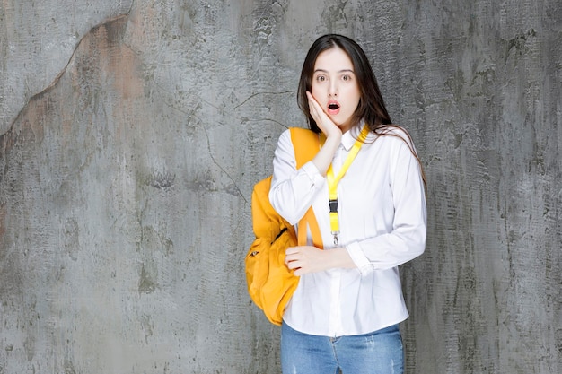 Mujer joven con mochila que parece sorprendida. foto de alta calidad