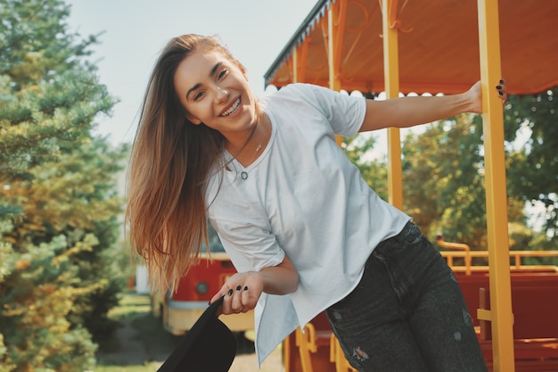 Mujer joven de moda despreocupada que disfruta de la aventura del verano