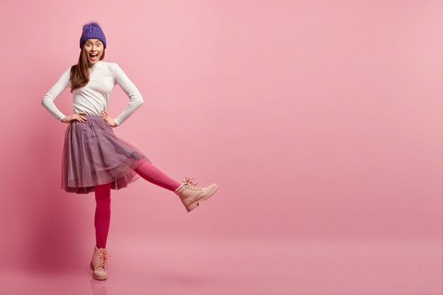 Mujer joven de moda posando