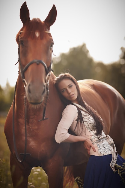 Foto gratuita mujer joven de moda en scirt azul