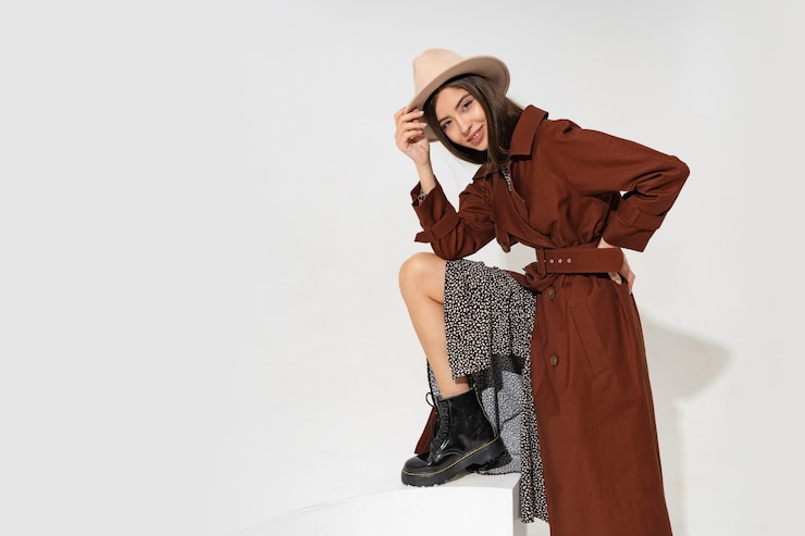 Foto gratuito mujer joven de moda con sombrero y abrigo de invierno de moda posando