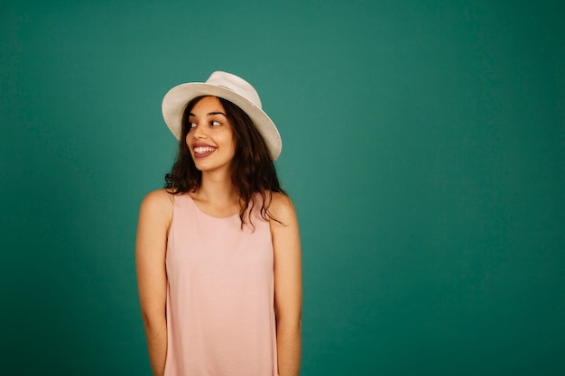 Foto gratuita mujer joven de moda sonriendo