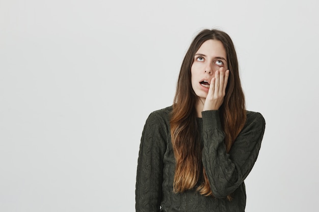 Foto gratuita mujer joven molesta y angustiada puso los ojos en blanco y se molestó la carapalm