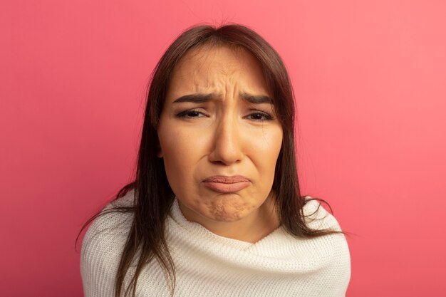 Mujer joven molesta con pañuelo blanco llorando