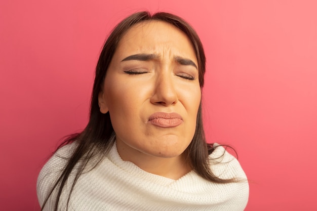 Mujer joven molesta con pañuelo blanco llorando