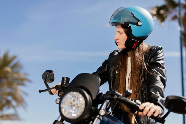 Mujer joven monta una motocicleta