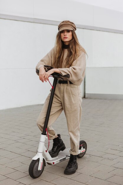 Mujer joven montando un scooter eléctrico
