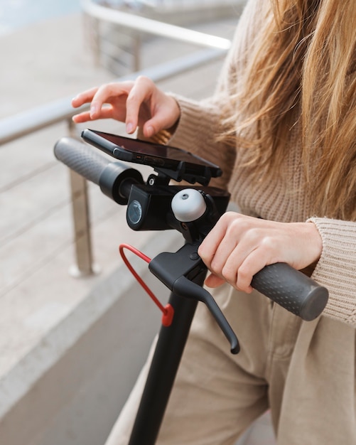 Mujer joven montando un scooter eléctrico