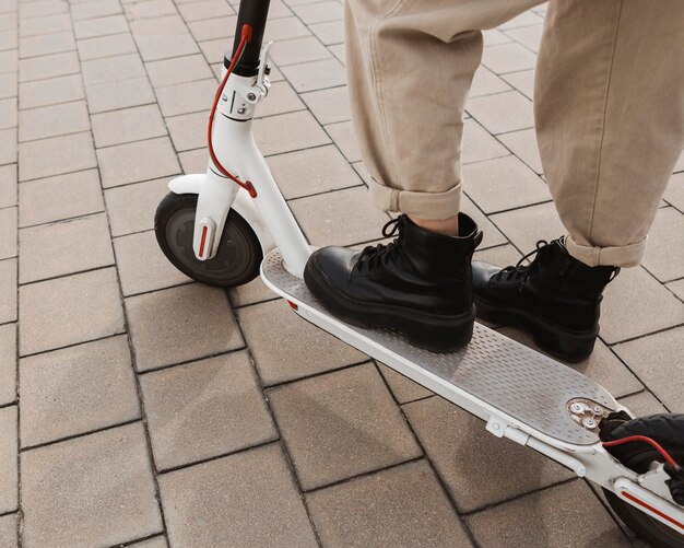 Mujer joven montando un scooter eléctrico