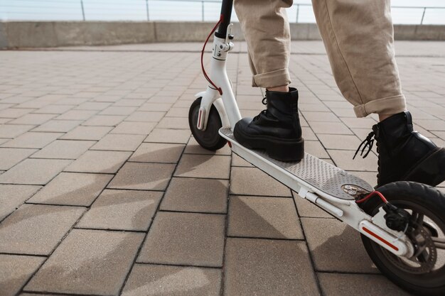 Mujer joven montando un scooter eléctrico