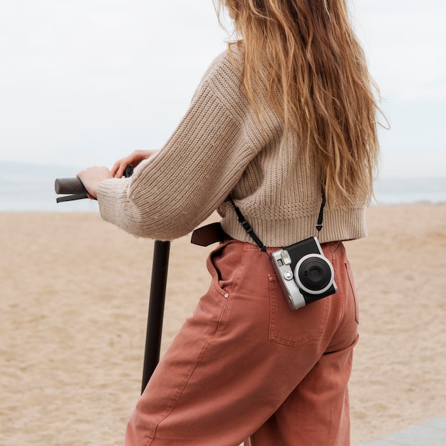 Foto gratuita mujer joven montando un scooter eléctrico