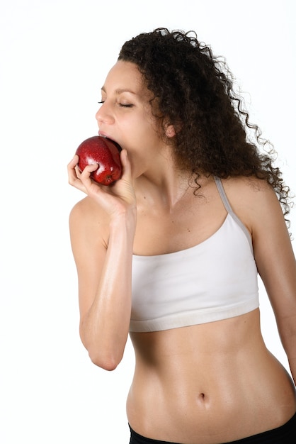 Mujer joven mordiendo una manzana