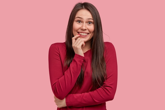 Mujer joven, morena, en, blusa roja