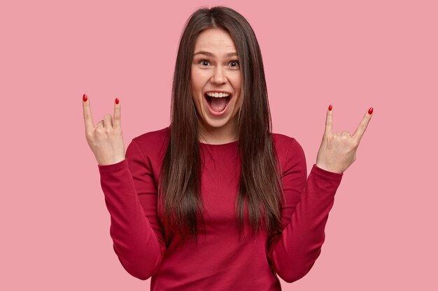 Mujer joven, morena, en, blusa roja