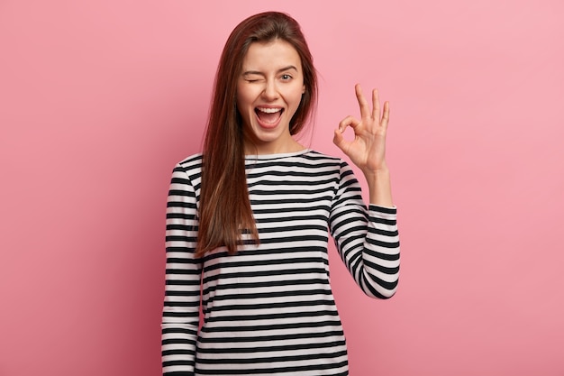 Mujer joven morena en camisa a rayas