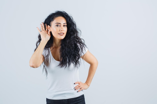 Mujer joven morena con una camiseta blanca