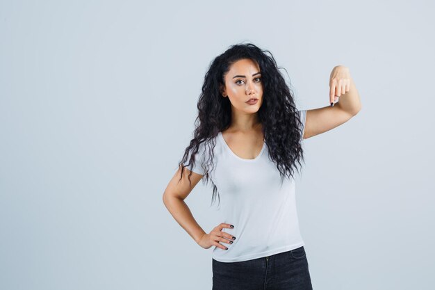 Mujer joven morena con una camiseta blanca