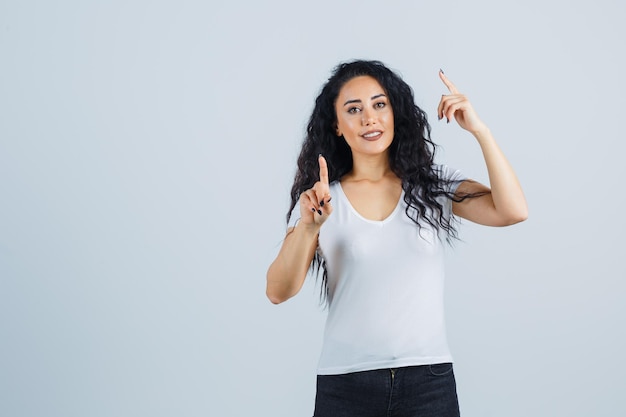 Mujer joven morena con una camiseta blanca