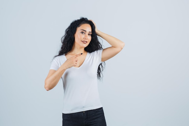 Mujer joven morena con una camiseta blanca