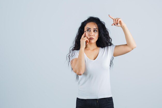 Mujer joven morena con una camiseta blanca