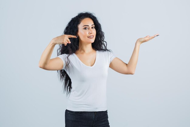 Mujer joven morena con una camiseta blanca