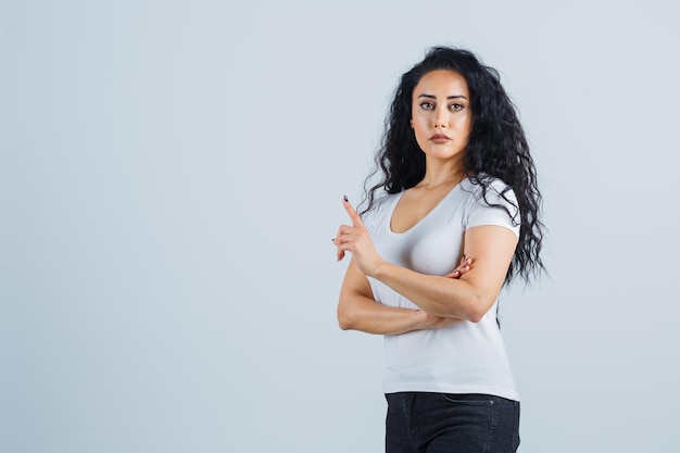 Mujer joven morena con una camiseta blanca