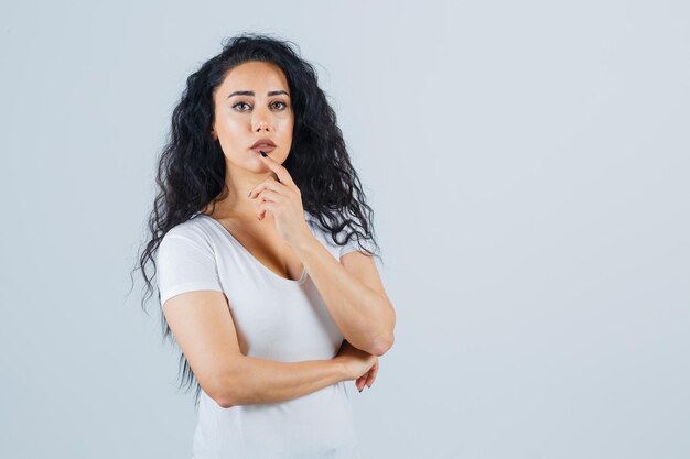 Mujer joven morena con una camiseta blanca