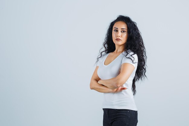 Mujer joven morena con una camiseta blanca