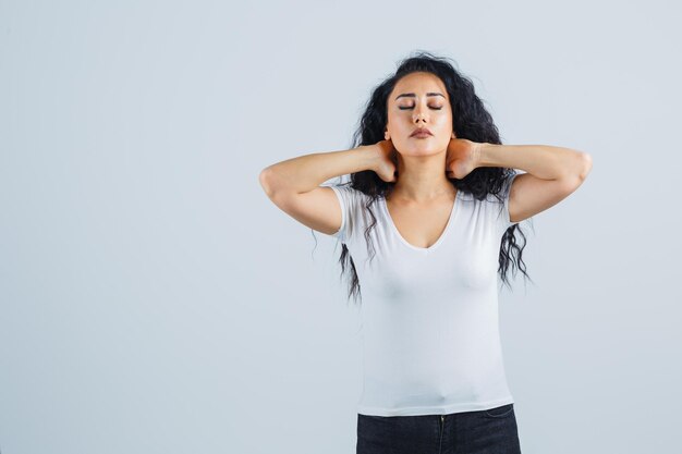 Mujer joven morena con una camiseta blanca