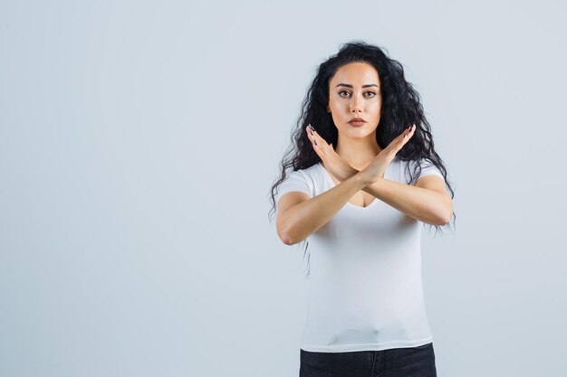 Mujer joven morena con una camiseta blanca