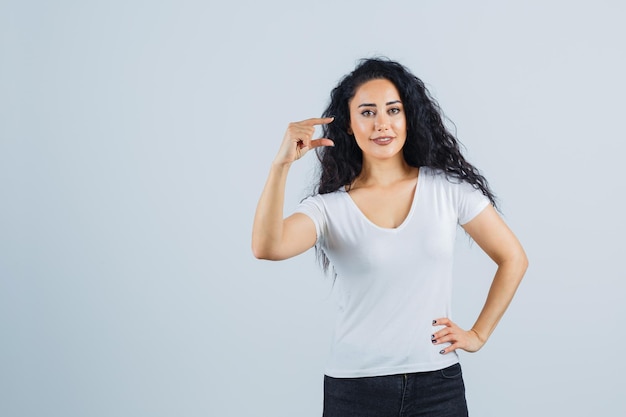 Mujer joven morena con una camiseta blanca