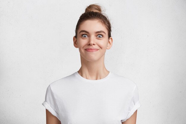 Mujer joven morena en camiseta blanca