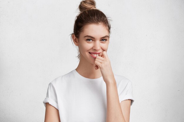 Mujer joven morena en camiseta blanca