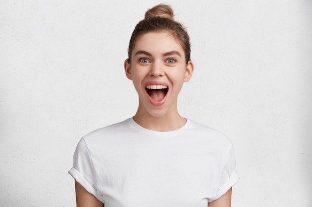 Mujer joven morena en camiseta blanca