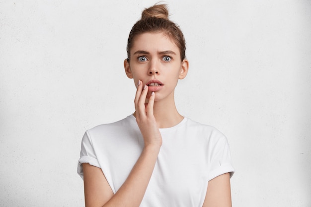 Mujer joven morena en camiseta blanca