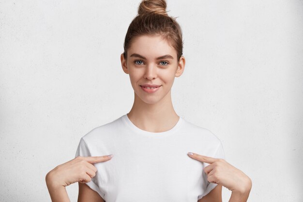 Mujer joven morena en camiseta blanca