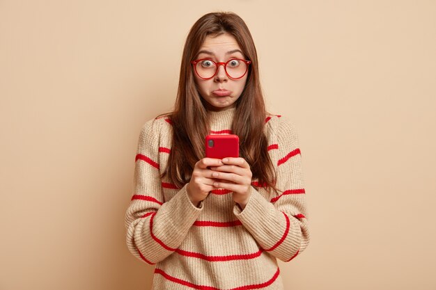 Mujer joven morena con gafas rojas